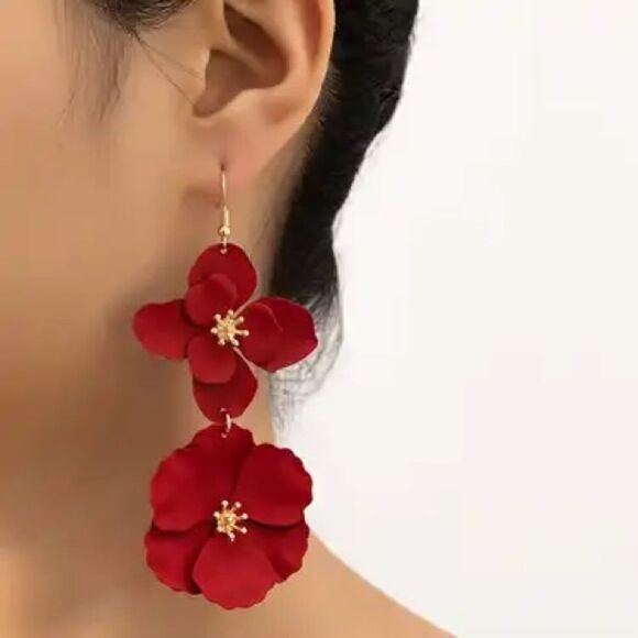 Elegant Red Floral VINTAGE RED PETAL FLORAL DANGLE EARRINGS - Picture 1 of 3